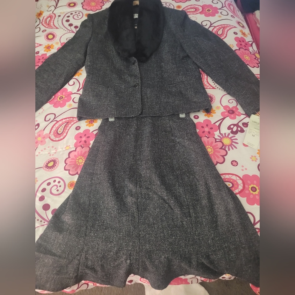 Larry Levine Womens 2 piece suit. NWT